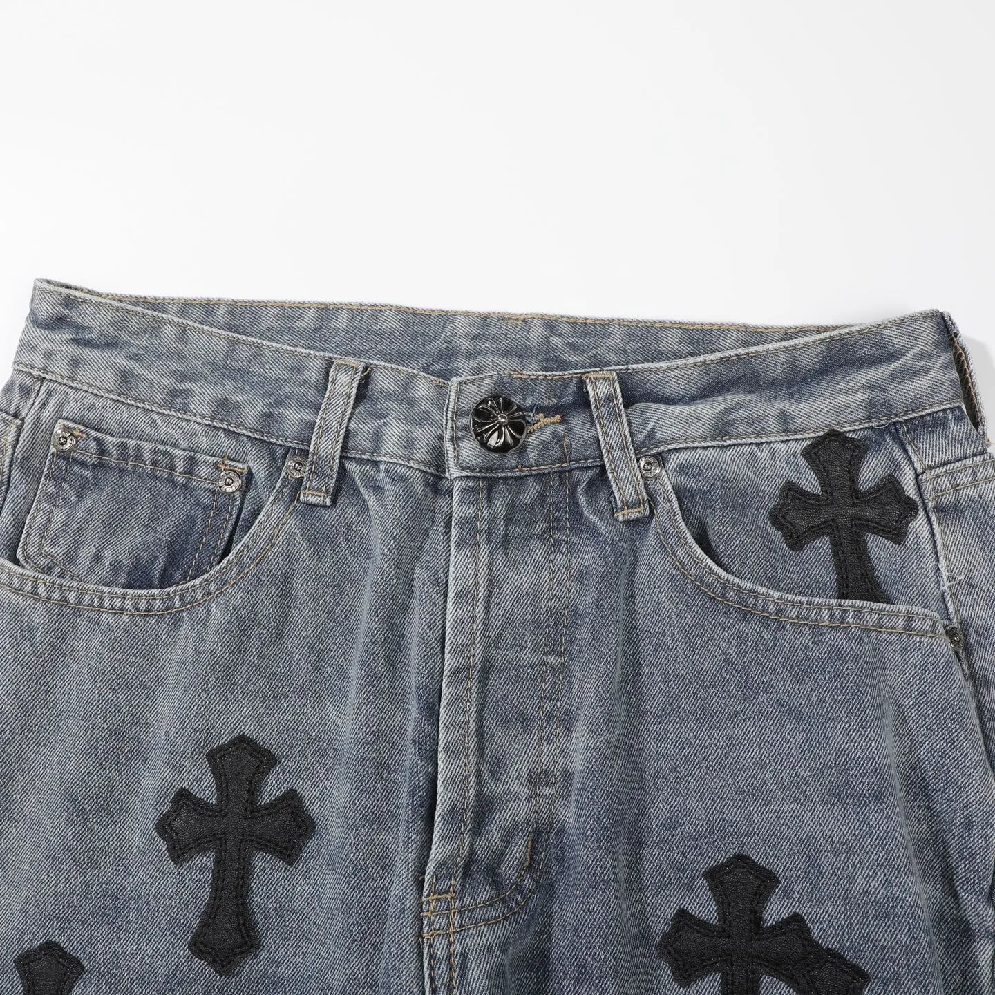 P290 Chrome Hearts Gallery co-branded limited-edition cross-flared flared jeans are a hot item this season and are sought after by countless celebrities and fashionistas. The neat details of the cutting process add color to the playful fashion! The neat and meticulous design, and the well-fitting structure is unique. The upper body not only has outstanding recognition, but also looks younger and younger. A style with the ultimate wearing meaning and performance, gorgeous color matching, and the craftsmanship of this style is also extremely extraordinary. After the finished product is washed, it is disassembled and hand-made with sheepskin cross leather and then spliced ​​together to complete. The whole piece has too many craftsmanship to describe. It is decorated with patchwork cross flowers and high-waisted washed jeans! ! Absolutely high-end luxury product, a god-level single product, a super popular product, made with top heavy industry, a magic weapon that cannot be missed to hit the streets. Size: 28 30 32 34 36 Color: blue